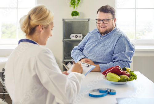 Foto Nutritionist doctor advises fat overweight man patient on obesity diet during consultation in a healthcare medical clinic