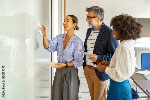 Картината върху платно Confident businesswoman explaining innovative ideas to colleagues over sticky no