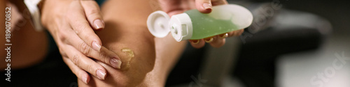 Foto Header of Caucasian woman applying topical gel to knee during physical therapy s