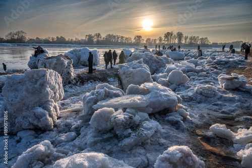 Eisschollen an der Elbe im Winter mit Schnee und Eis bei Geesthacht