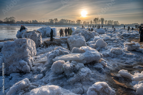 Eisschollen an der Elbe im Winter mit Schnee und Eis bei Geesthacht