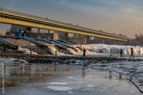 Eisschollen an der Elbe im Winter mit Schnee und Eis bei Geesthacht