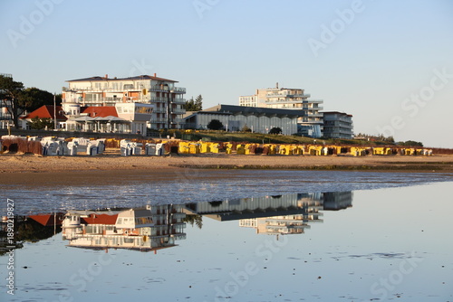 Photos Cuxhaven Duhnen mit Ahoi Schwimmbad spiegelt sich im Wasser der Nordsee bei abla
