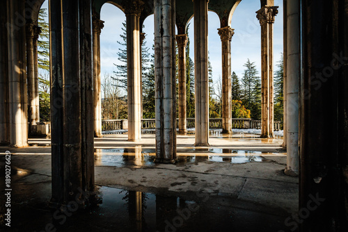 Foto Arched columns of the abandoned Medea Sanatorium in Tskaltubo, Georgia