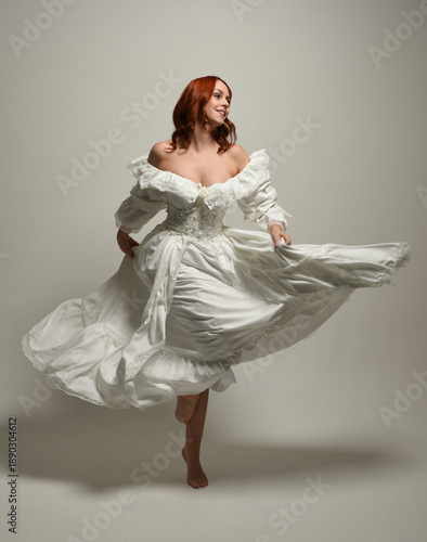 Foto full length portrait redhead female model wearing historical fantasy wedding dress, fairytale ball gown