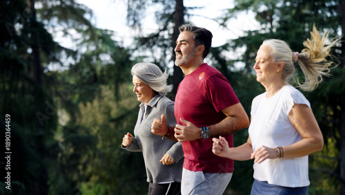 Foto Three senior friends are enjoying a jog in a park, embracing wellness, fitness,