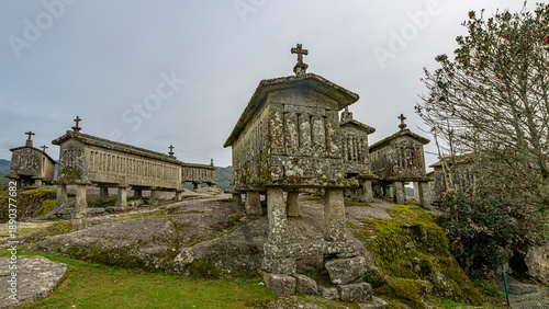 Silos à grain en pierre ouvragée à Soajo, Minho, Portugal