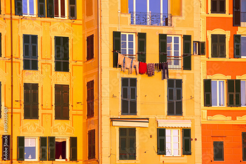 Hausfassade in Camogli mit Wäsche.