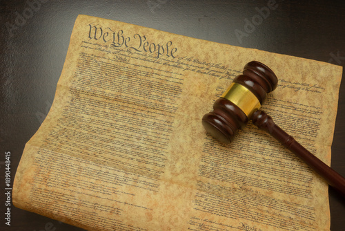 Foto US Constitution and Judicial Gavel Representing American Law and Justice System