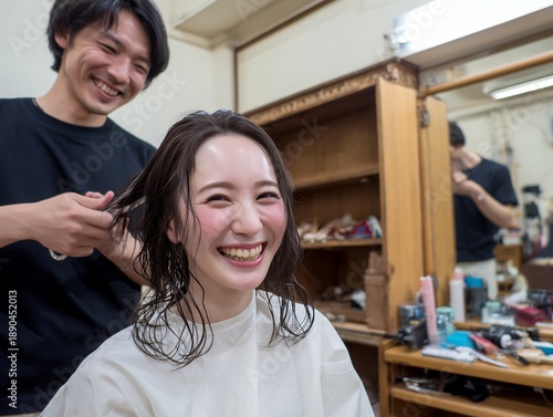 Wallpaper Mural 美容室でヘアカットを受けながら自然な笑顔を見せる女性と美容師の温かな施術シーン Torontodigital.ca