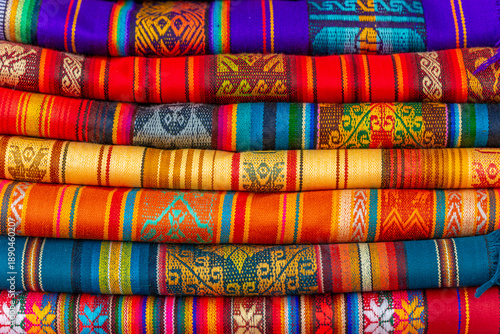 Foto Andes textiles fabrics pile, Otavalo poncho market, Ecuador.