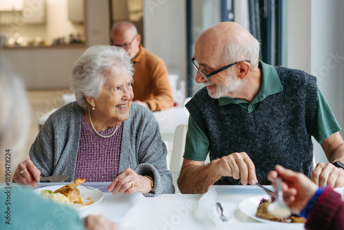 Cuadro en lienzo Elderly couple having lunch in community center cafeteria.