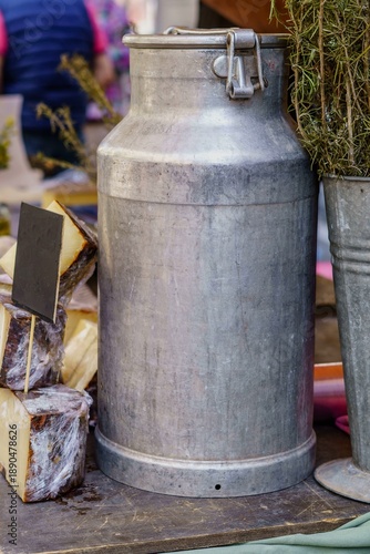 Bild auf Leinwand Aluminum milk container and cheese made from its contents