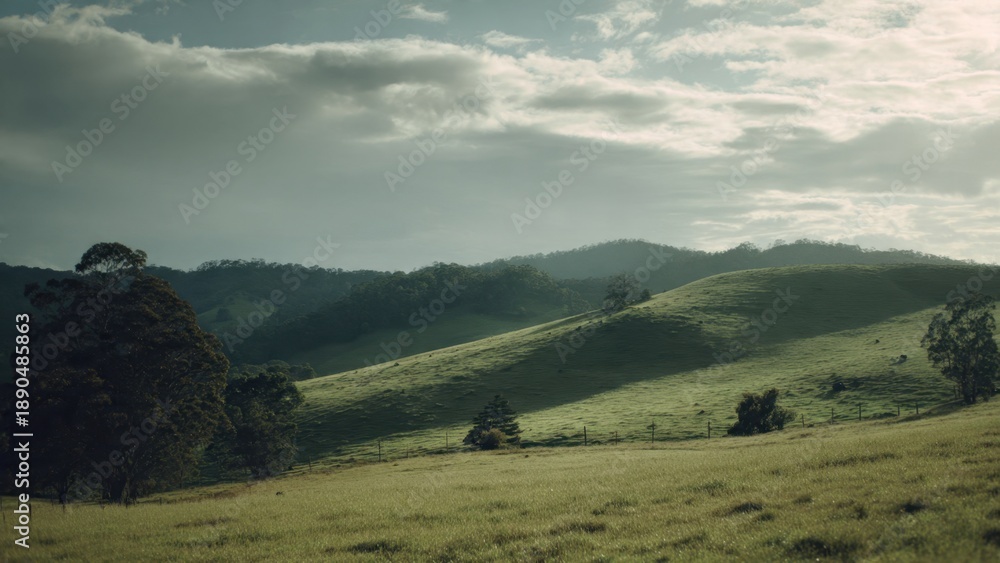 Obraz premium Green Hills Under a Cloudy Sky