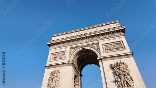 Schilderij op canvas Arc de triomphe in paris, photographed from a low angle to highlight its monumen