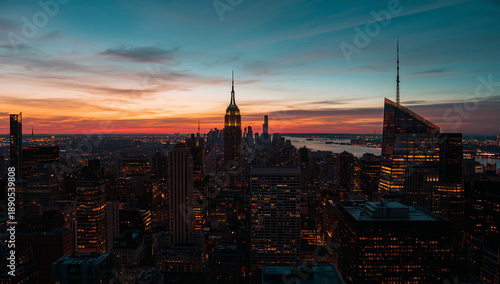 日没直後のアフターグロウに染まる都市と灯りの点在