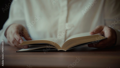 Schilderij op canvas Close-up of hands holding an open book, suggesting reading and learning