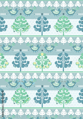 Sapins de Noël en rayures avec oiseaux décoratifs