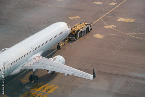 Foto Aircraft departing international apron airport runway