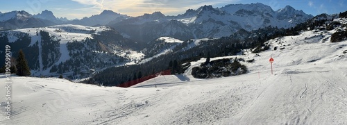 Foto Beautiful panoramic view to the Sellaronda - the largest ski carousel in Europe