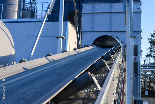 Tableau sur toile Conveyor line for gravel of different fractions, is used in the process of asphalt production