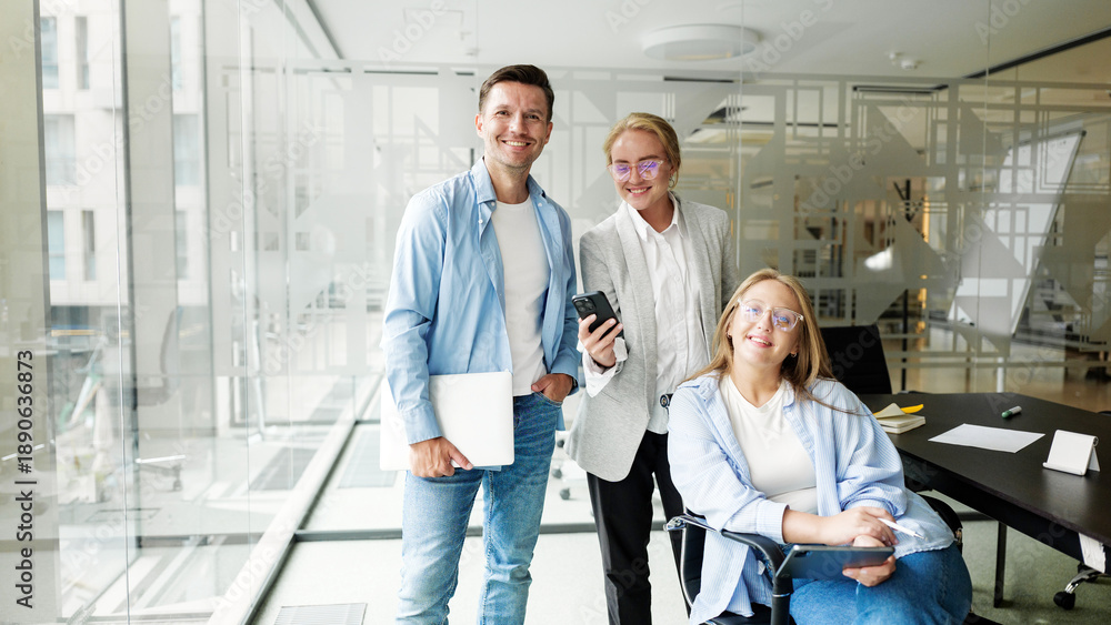Naklejka premium Team members celebrate success in modern office space during work hours in a collaborative meeting environment