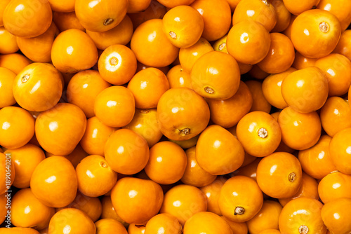 Tableau sur toile Cape gooseberries in the Colombian peasant market - Physalis peruviana