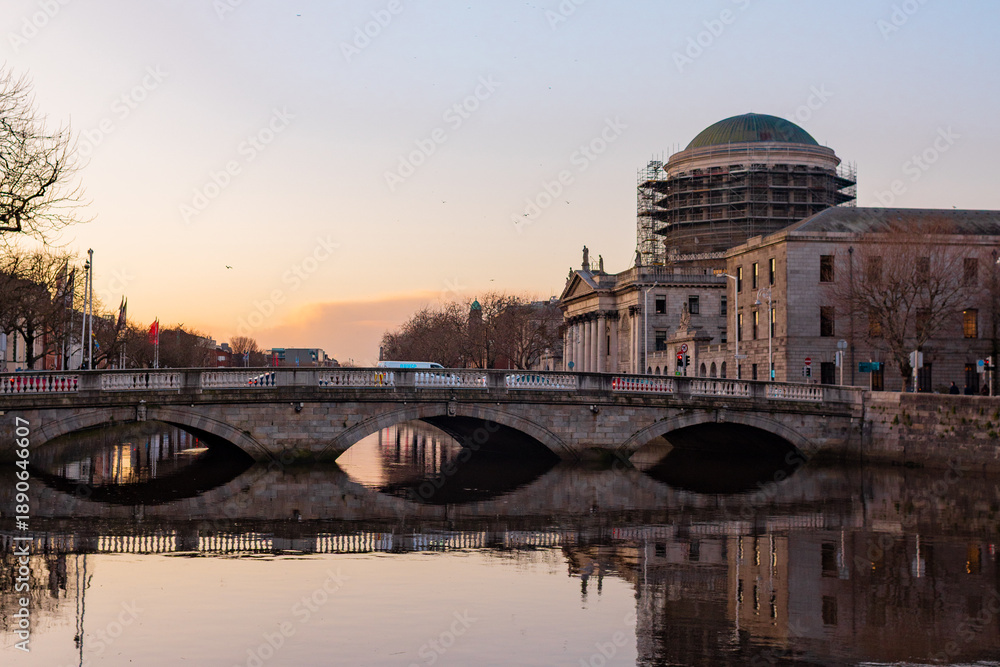 Fototapeta premium bridge over river liffey in dublin ireland