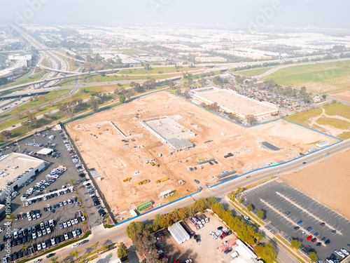 Foto Aerial view of a large-scale construction site with heavy machinery and industrial building progress