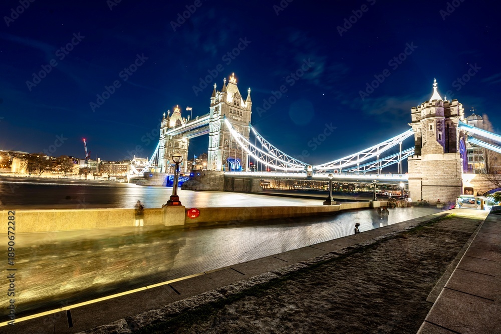 Obraz premium The Tower Bridge in London on a Weekend Night