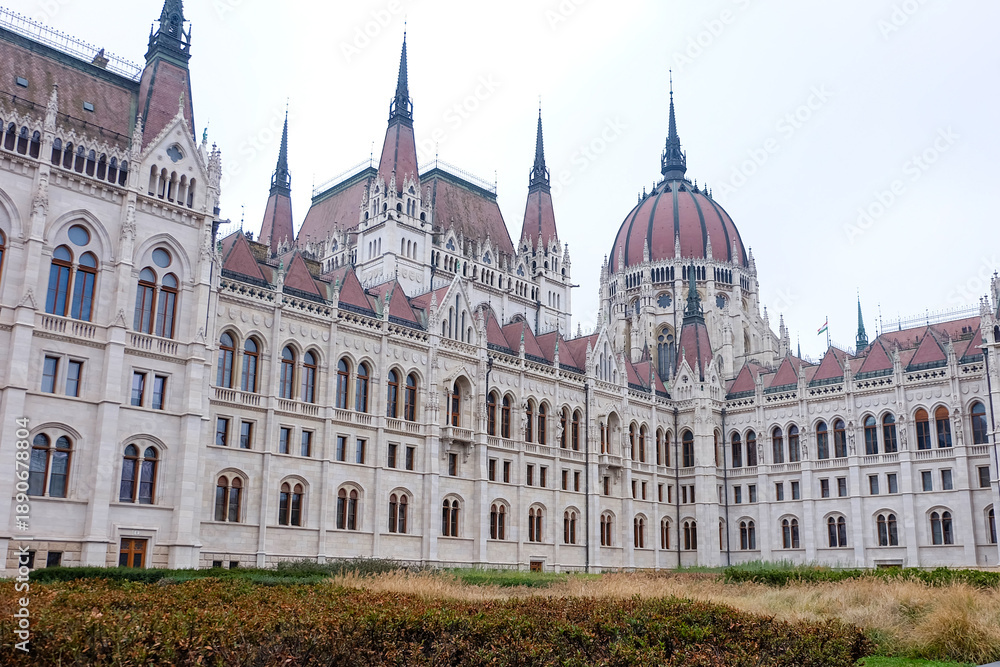 Obraz premium The Hungarian Parliament Building, the iconic landmark of Budapest on a winter Christmas day