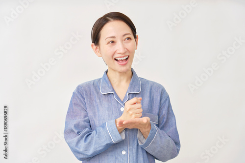 Wallpaper Mural パジャマ姿の女性　ひらめく　白背景 Torontodigital.ca