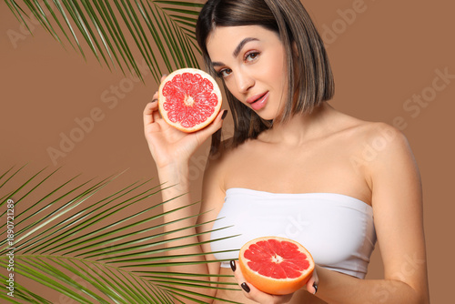 Young woman with grapefruit...