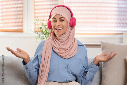 Young Muslim woman in headp...