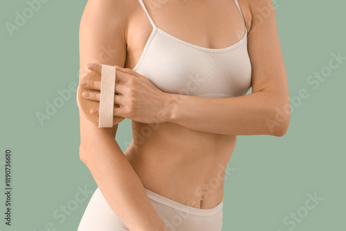 Young woman dry brushing ar...