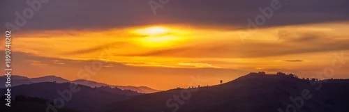Panel kuchenny z motywem Picturesque sunset in the mountains, hills on the horizon, panoramic view