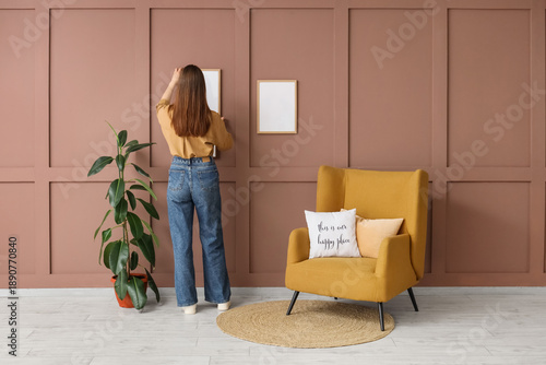 Young woman hanging photo f...