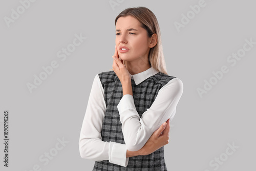 Young businesswoman sufferi...