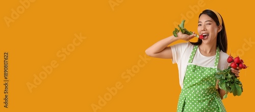 Young Asian housewife eatin...