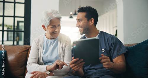 Foto Nursing home, senior woman and nurse with tablet, consultation and happy for positive health report