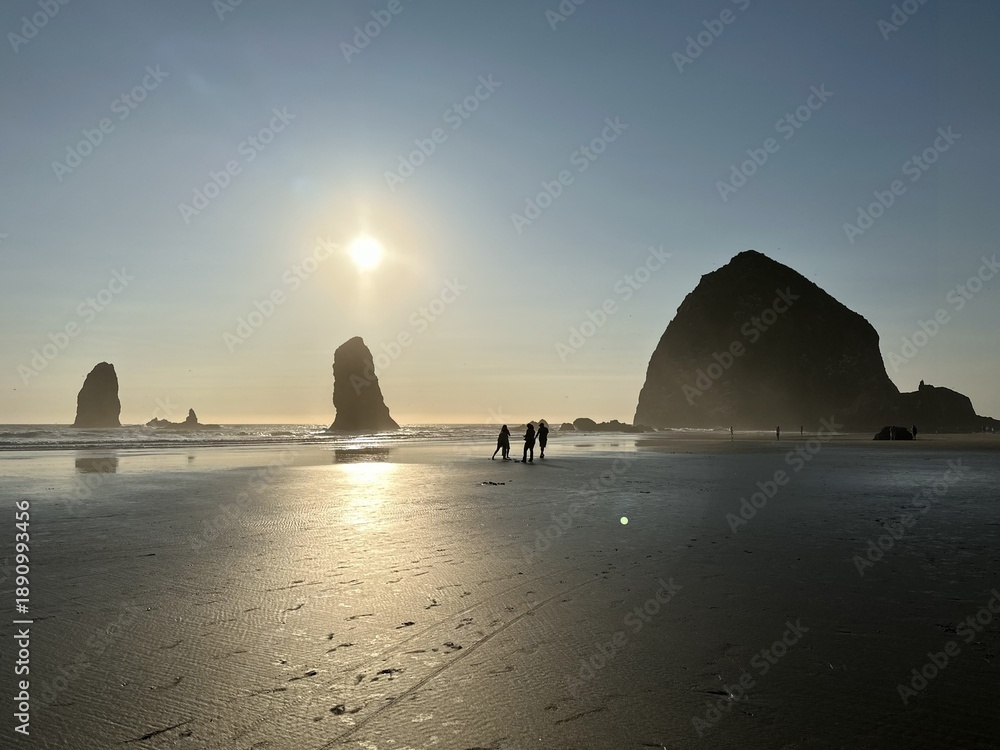 Obraz premium Misty Sunset at Cannon Beach with Haystack Rock and Full Moon