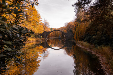 Papier peint photo Le Rakotzbrücke Teufelsbrücke automne flamboyant en Saxe  © Maximilian