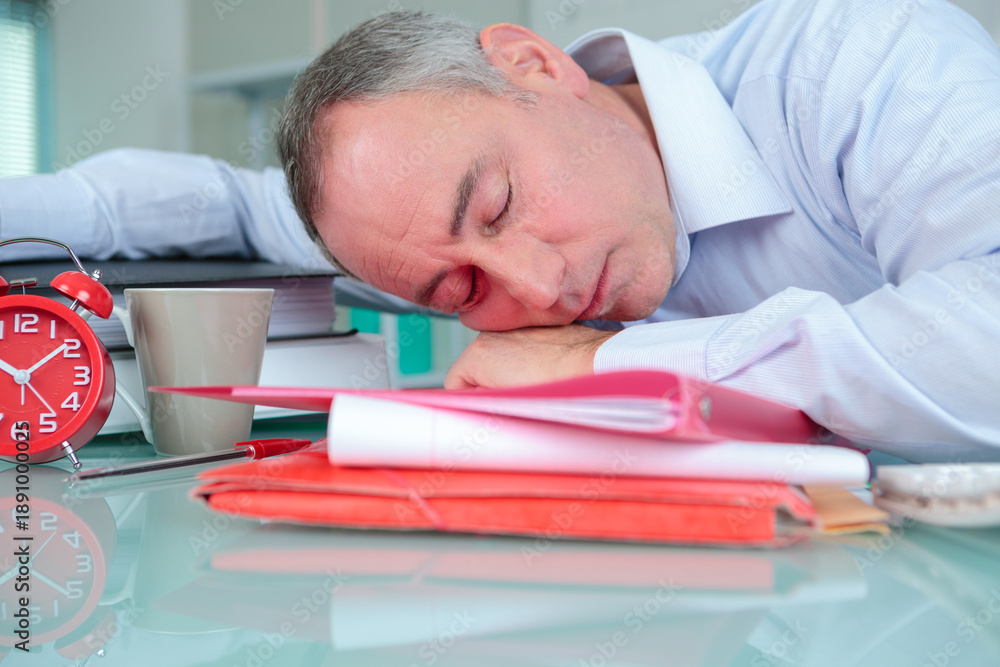 Obraz premium exhausted businessman sleeping on the table