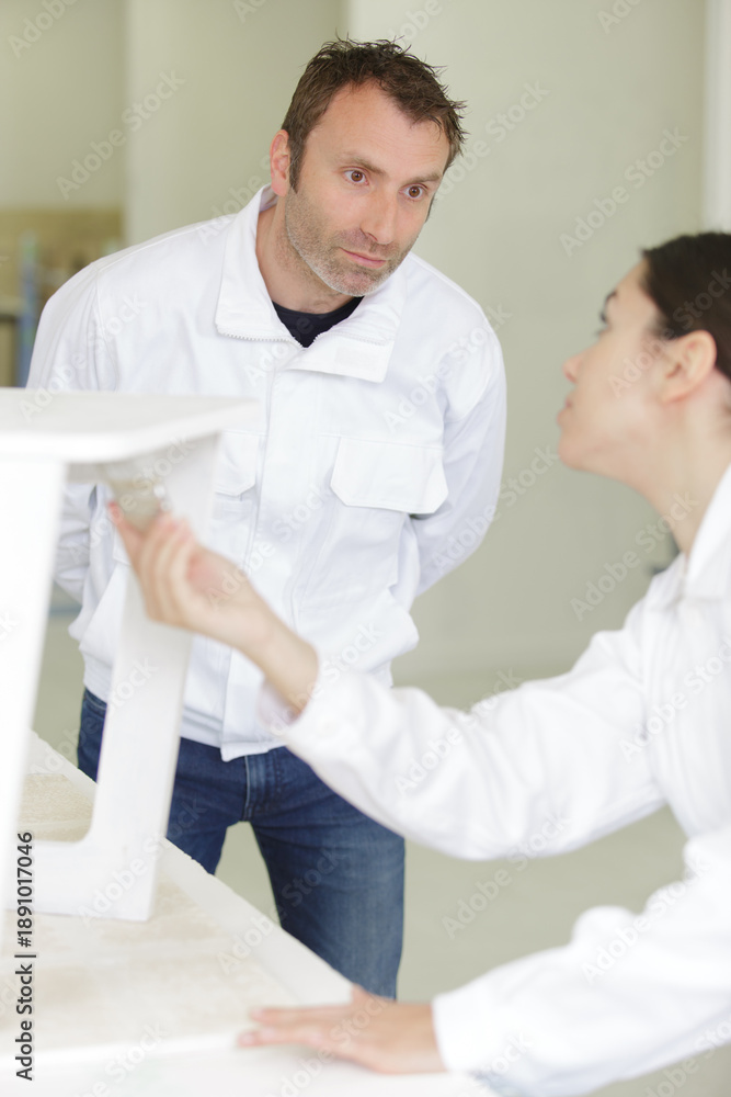 Obraz premium man and woman are preparing furniture for painting