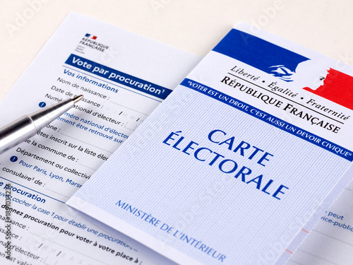 Formulaire de vote par procuration vierge avec une carte d'électeur. Carte électorale française aux couleurs tricolores Bleu Blanc Rouge, avec une Marianne.