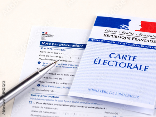 Formulaire de vote par procuration vierge avec une carte d'électeur. Carte électorale française aux couleurs tricolores Bleu Blanc Rouge, avec une Marianne.