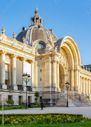 Cuadro en lienzo Petit (Small) palace on Champs Elysees in Paris, France
