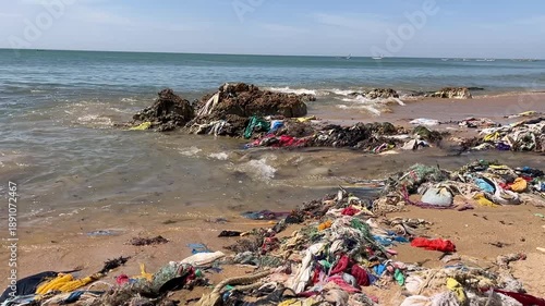 Plages du Senegal polluées à Mbour