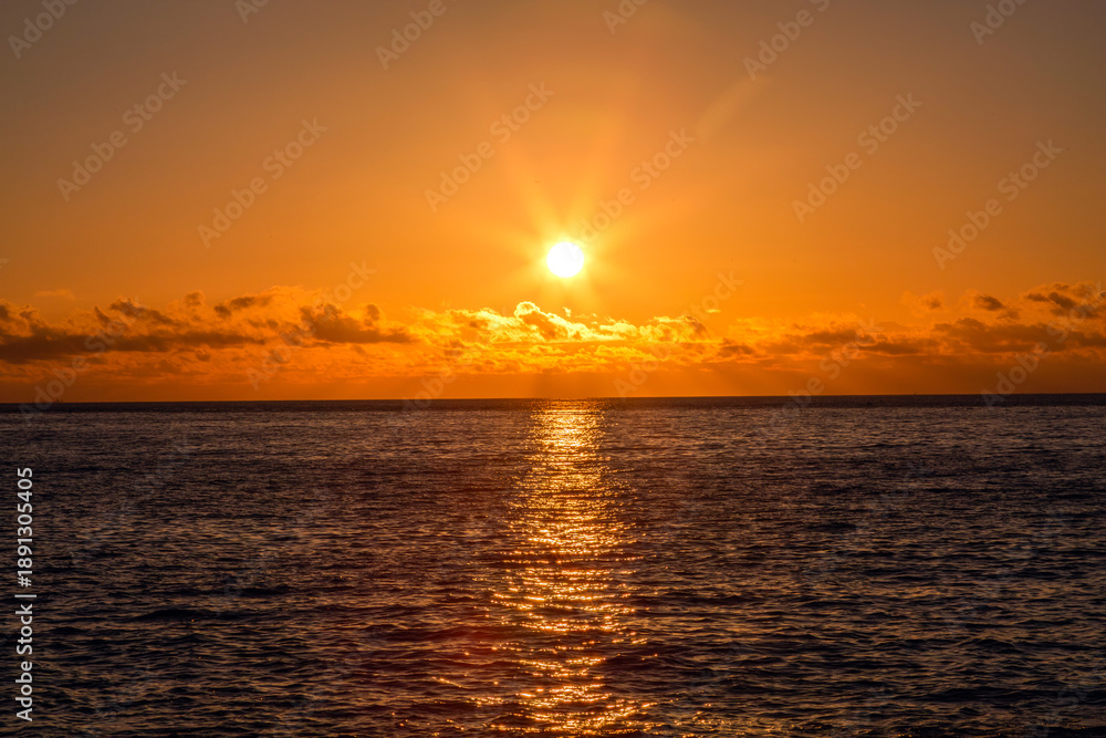 Fototapeta premium Sunrise reflected in the ocean