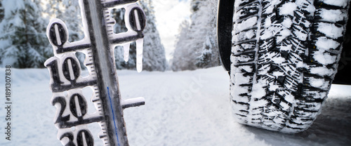 Symbolbild für Schneefall und Eisglätte als Verkehrsbehinderung mit Unfallgefahr - FOTOMONTAGE